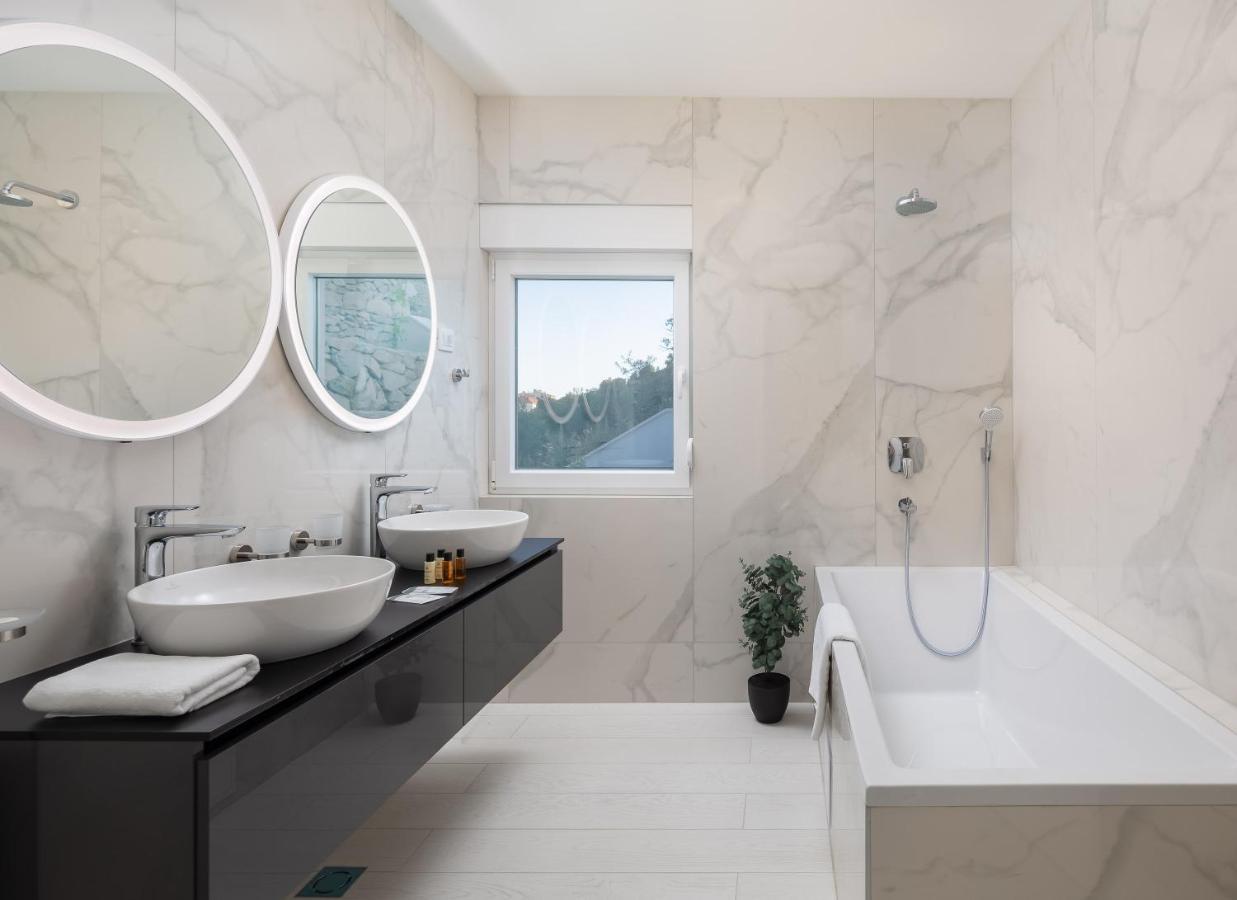 Villa Adria View With Heated Pool I 트로기르 외부 사진